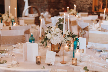 Tischdekoration Hochzeit Location Kerzenständer gedeckter Tisch Menükarten 