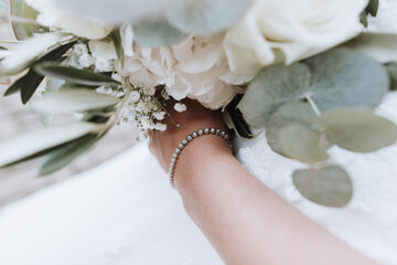 Braut hält Brautstrauß in den Händen - weiß mit Eukalyptus