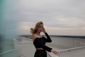 Frau in Schwarz und Gold aus Stahl