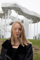 Fototapeta premium Frau in Schwarz und Gold aus Stahl