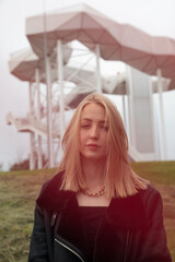 Frau in Schwarz und Gold aus Stahl