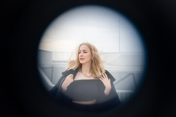 Frau in Schwarz und Gold aus Stahl in Wolken