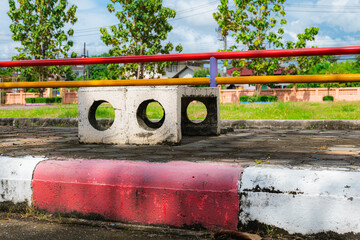 The small seat was designed with a perforation made of cement and marble placed on the sidewalk.