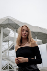 Frau in Schwarz und Gold aus Stahl