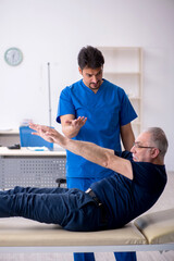 Obraz premium Old man visiting young male doctor