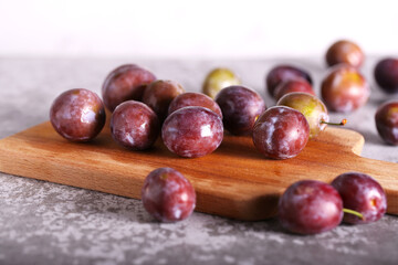 fresh plum is lying a lot on the table