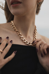 Frau in Schwarz und Gold aus Stahl