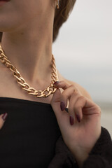 Frau in Schwarz und Gold aus Stahl