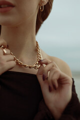 Frau in Schwarz und Gold aus Stahl