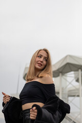 Frau in Schwarz und Gold aus Stahl