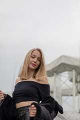 Frau in Schwarz und Gold aus Stahl