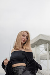 Fototapeta premium Frau in Schwarz und Gold aus Stahl