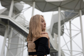 Frau in Schwarz und Gold aus Stahl