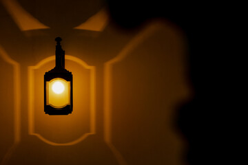 壁付けランプの明かりと影