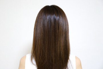 Obraz premium ロングヘアーの女性の後ろ姿