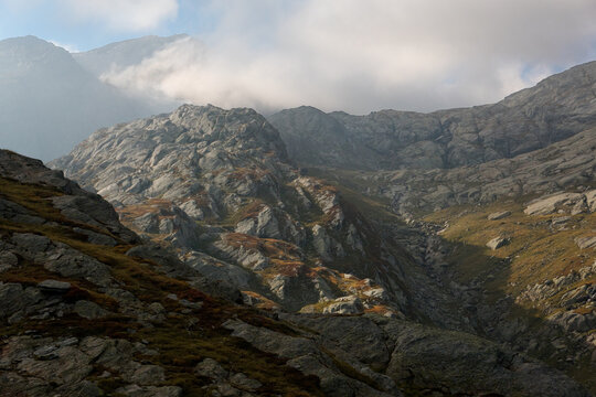 Alpine landscape in which the traces of a long-disappeared glacier are still visible through the rounded rocks