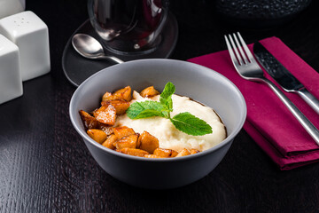 semolina porridge with baked apple