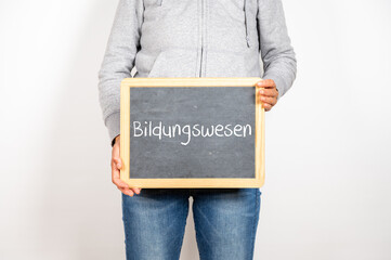 Lehrerin mit einer Tafel auf der Bildungswesen steht