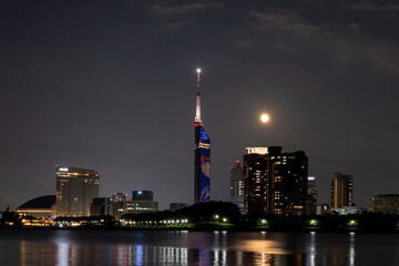福岡タワーと月