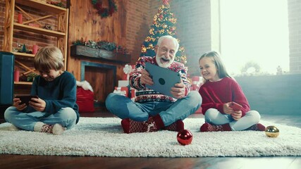 Crazy funny x-mas eve family meeting video game leisure - Powered by Adobe