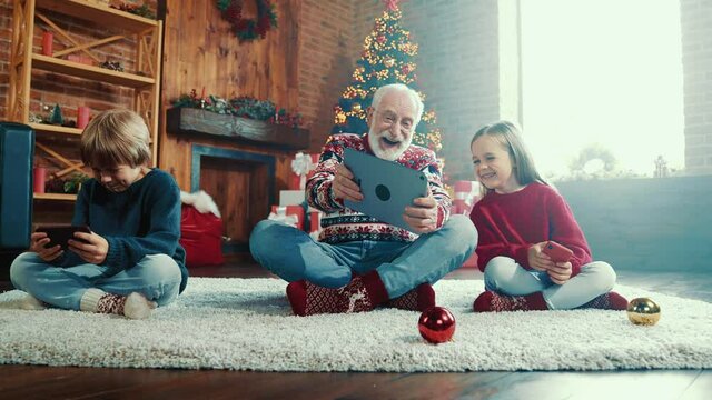 Crazy funny x-mas eve family meeting video game leisure