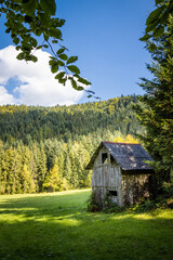 Stary domek pośród gór i lasów © Rafal Kot