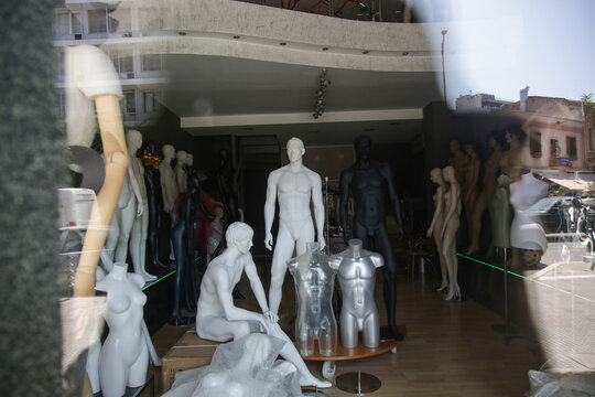Group of plastic fashion mannequins without clothes in store. 