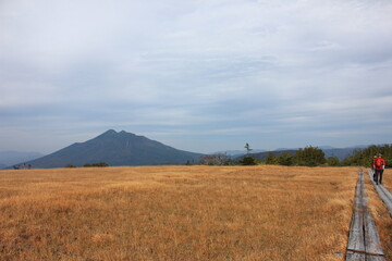 秋の尾瀬。アヤメ平へ向かうハイキングコースから燧ケ岳を望む。