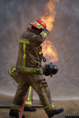 Obraz premium fire-fighters fighting large industrial fire 