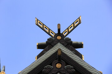 神社建築の特徴的な装飾、「千木」や「鰹木」