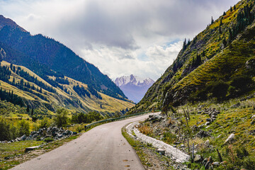 Naklejka premium National highway on the vast grassland