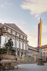 Blick von der K&ouml;nigsstra&szlig;e auf das Kasseler Rathaus bei Sonnenaufgang	