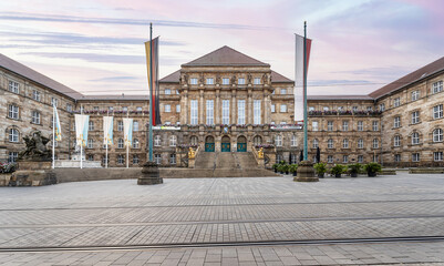Panorama Frontalblick auf das Kasseler Rathaus bei Sonnenaufgang