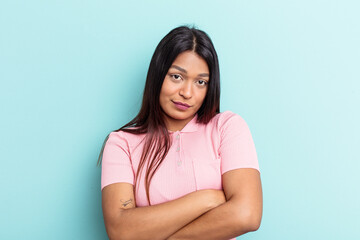 Obraz premium Young Venezuelan woman isolated on blue background who is bored, fatigued and need a relax day.