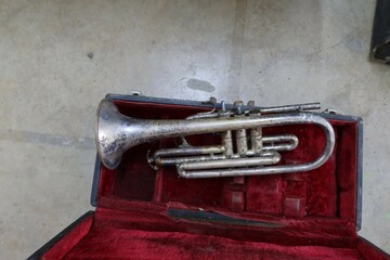 Fototapeta premium musical instrument old trumpet in box