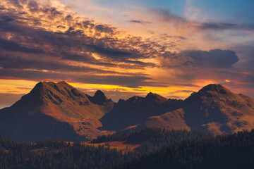 Sonnenuntergang Gebirge in Tirol nähe Jochberg