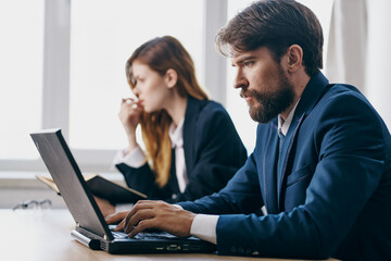Obraz premium managers sitting in front of a laptop teamwork internet officials