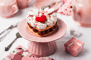 Cakestand with heart shaped cookie cake