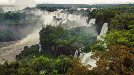 Fototapeta na wymiar Igazu Falls (Waterfalls)