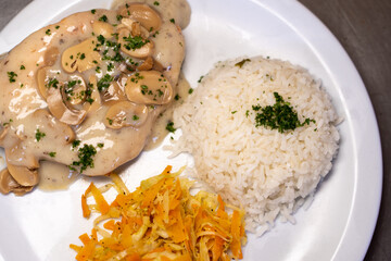 Mixed dish of rice with meat accompanied by mushroom sauce