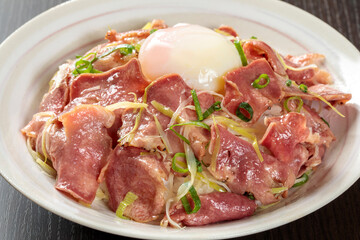 焼肉と半熟卵の料理