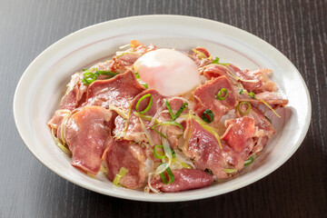 焼肉と半熟卵の料理