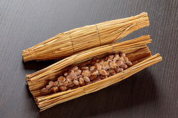 ワラに包まれた日本の発酵食品