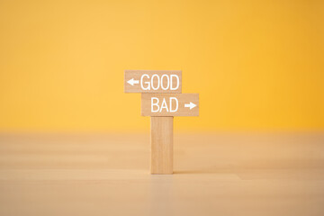 「GOOD」「BAD」と書かれた積み木