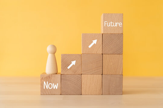「Now」「Future」と矢印が書かれた積み木と人形