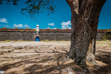 A fortaleza de são josé de Macapá é uma das setes maravilhas do Brasil e foi construída pelos portugueses no século XVIII com o objetivo de proteger a região da invasão francesa.