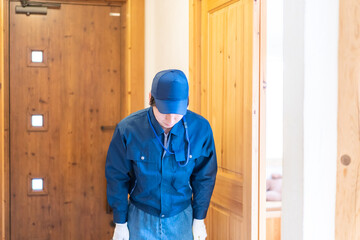 訪問営業をする業者の男性