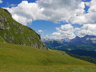 Fototapeta premium suggestiva e scenica immagine delle dolomiti in Val Badia in Italia d'estate