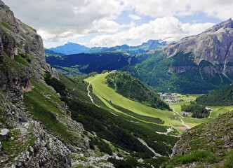 Naklejka premium suggestiva e scenica immagine delle dolomiti in Val Badia in Italia d'estate
