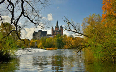 Obraz premium Herbstliche Landschaft an der Lahn mit dem Limburger Dom